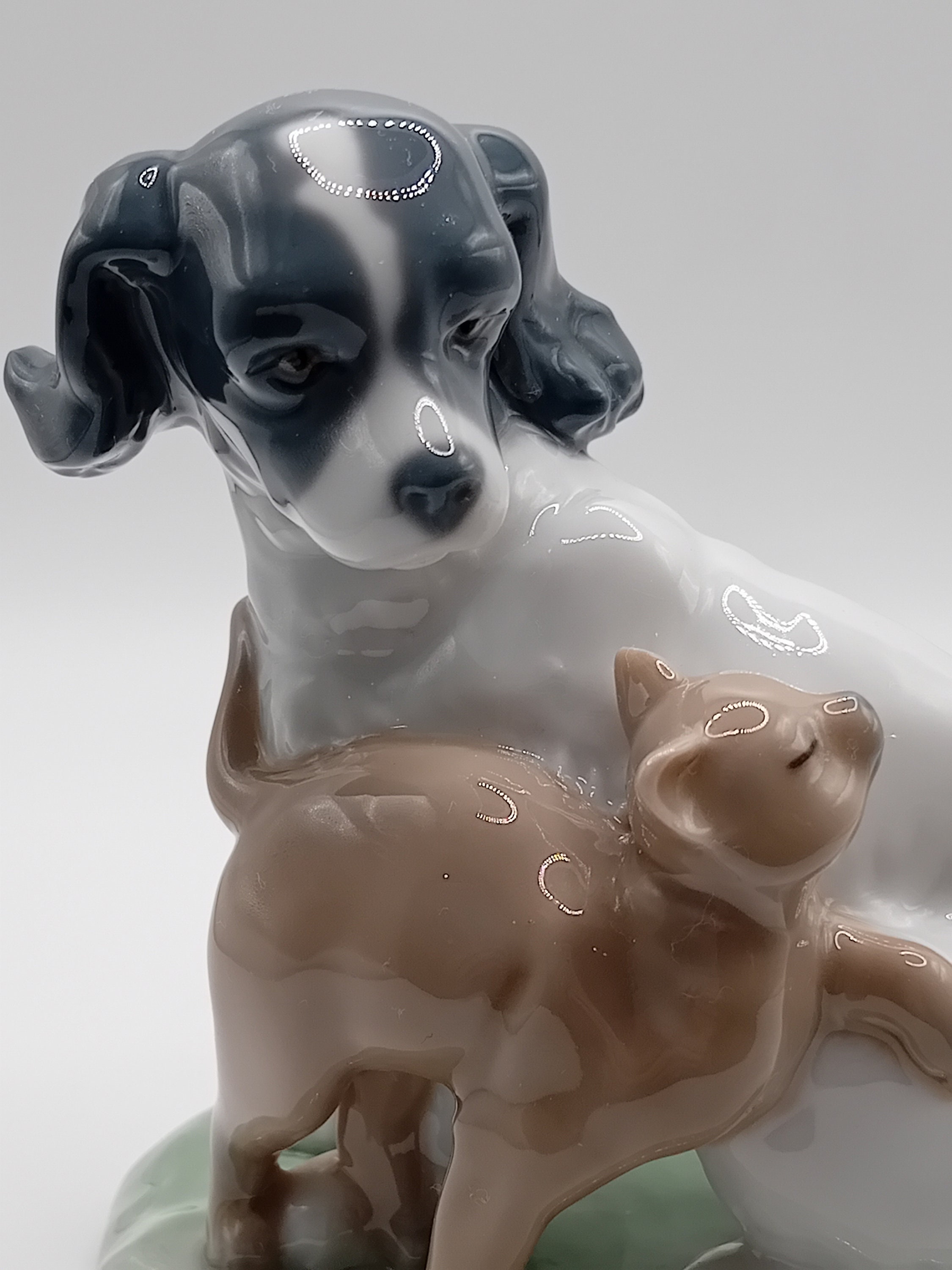 リヤドロの「ナオ」 - 犬と猫の調和 - 品番1048。上質なスペイン製磁器