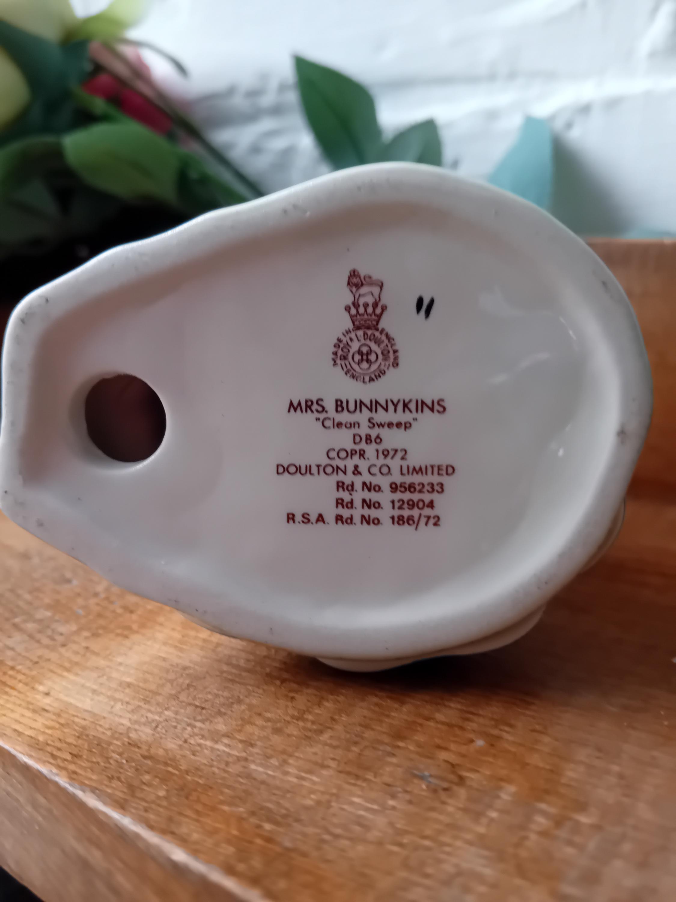 Early Bunnykins Royal Doulton.- Mrs Bunnykins 