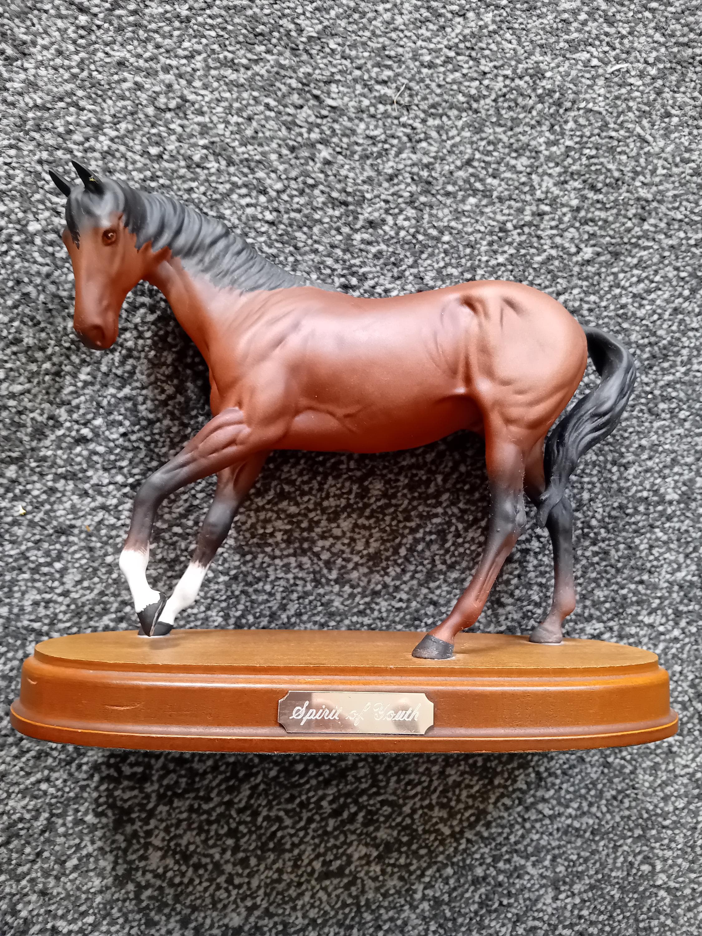 ロイヤルドルトンのスピリット・オブ・ユース。台座に設置された馬の