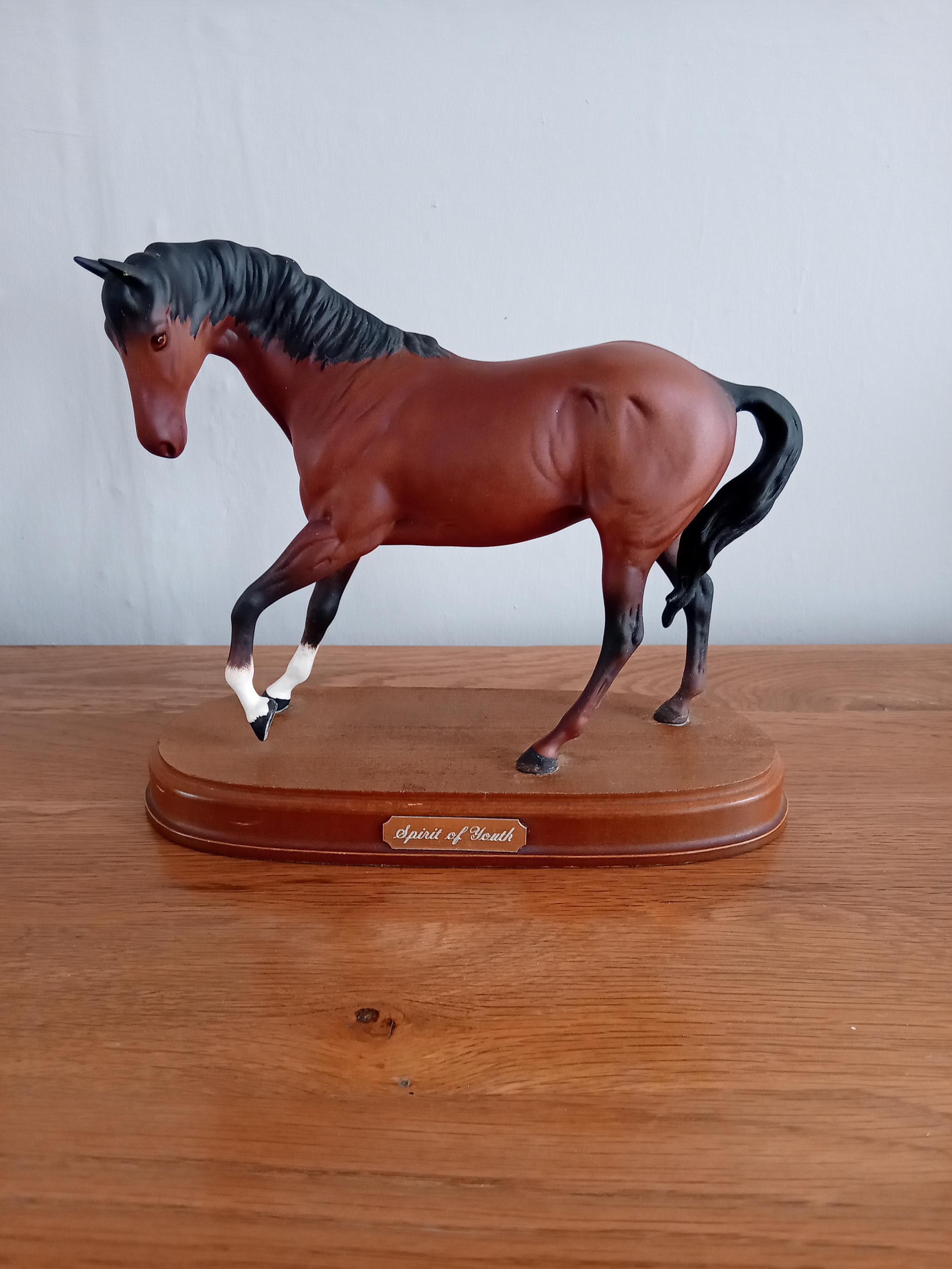 ロイヤルドルトンのスピリット・オブ・ユース。台座に設置された馬の