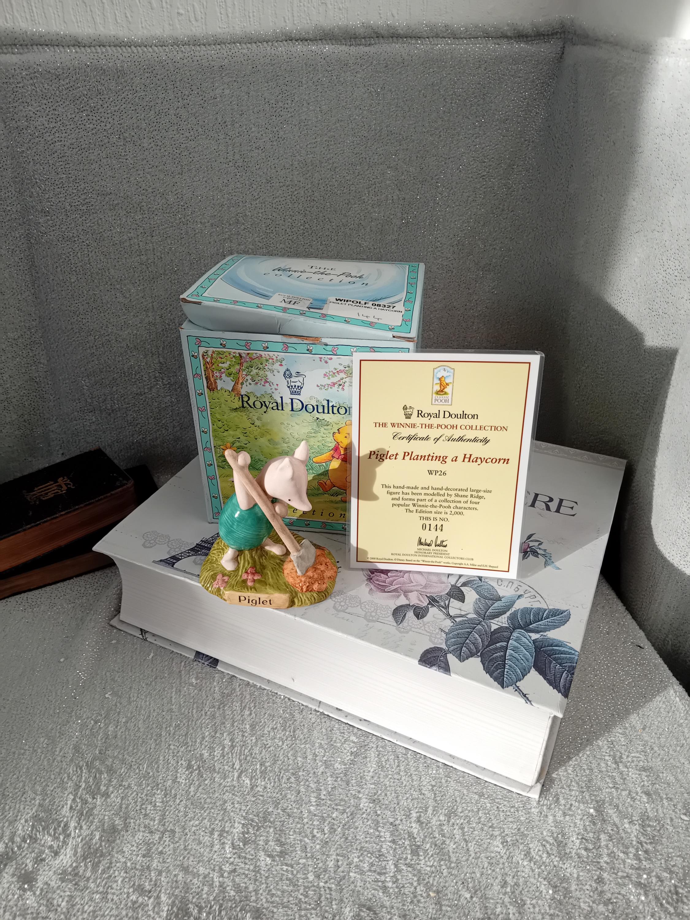 WP26 ロイヤルドルトン くまのプーさん。「干し草の種をまく子豚」限定 