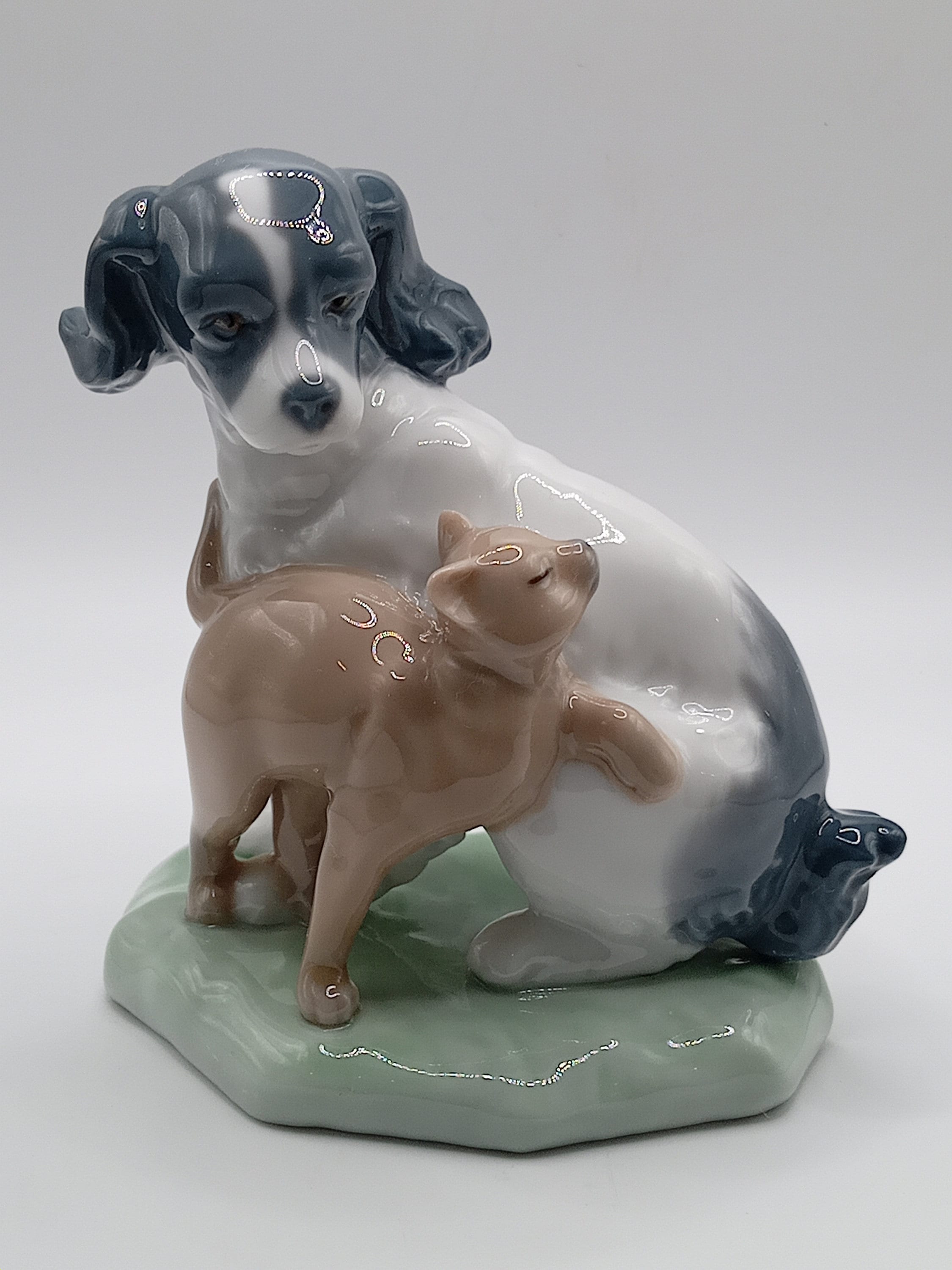 リヤドロの「ナオ」 - 犬と猫の調和 - 品番1048。上質なスペイン製磁器 