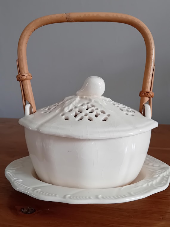 Royal Creamware のクラシックな保存用ポットとプレート、および竹製