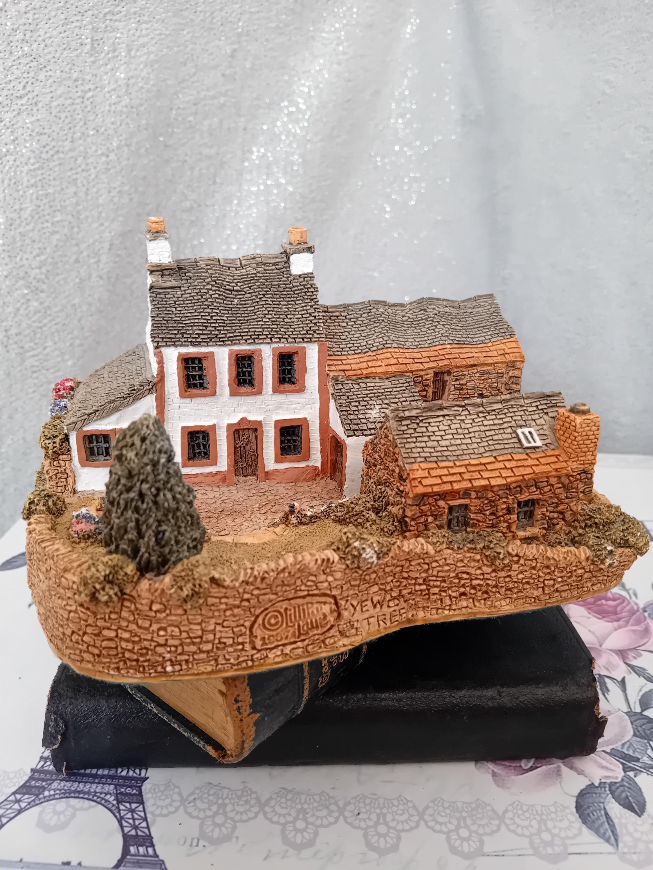 Lilliput Lane Exclusives Sammlerstück Cottage. Yew Tree Farm
