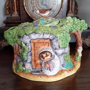 Puede incluir: Un juego de tres tazas de cerámica con un acabado mate moteado. Las tazas son de color crema, gris claro y gris oscuro. Cada taza tiene un diseño simple y minimalista y un asa redondeada.