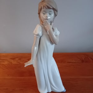 リヤドロ Lladro Nao by Lladro Girl Yawning LLADRO NAO GIRL YAWNING PORCELAIN FIGURINE 0230 | eBay UK