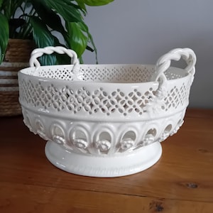 Bol grande para fruta de porcelana fina calada, estilo clásico Royal Creamware, elaborado a mano. Asas retorcidas. Pieza vintage de colección. En excelente estado.