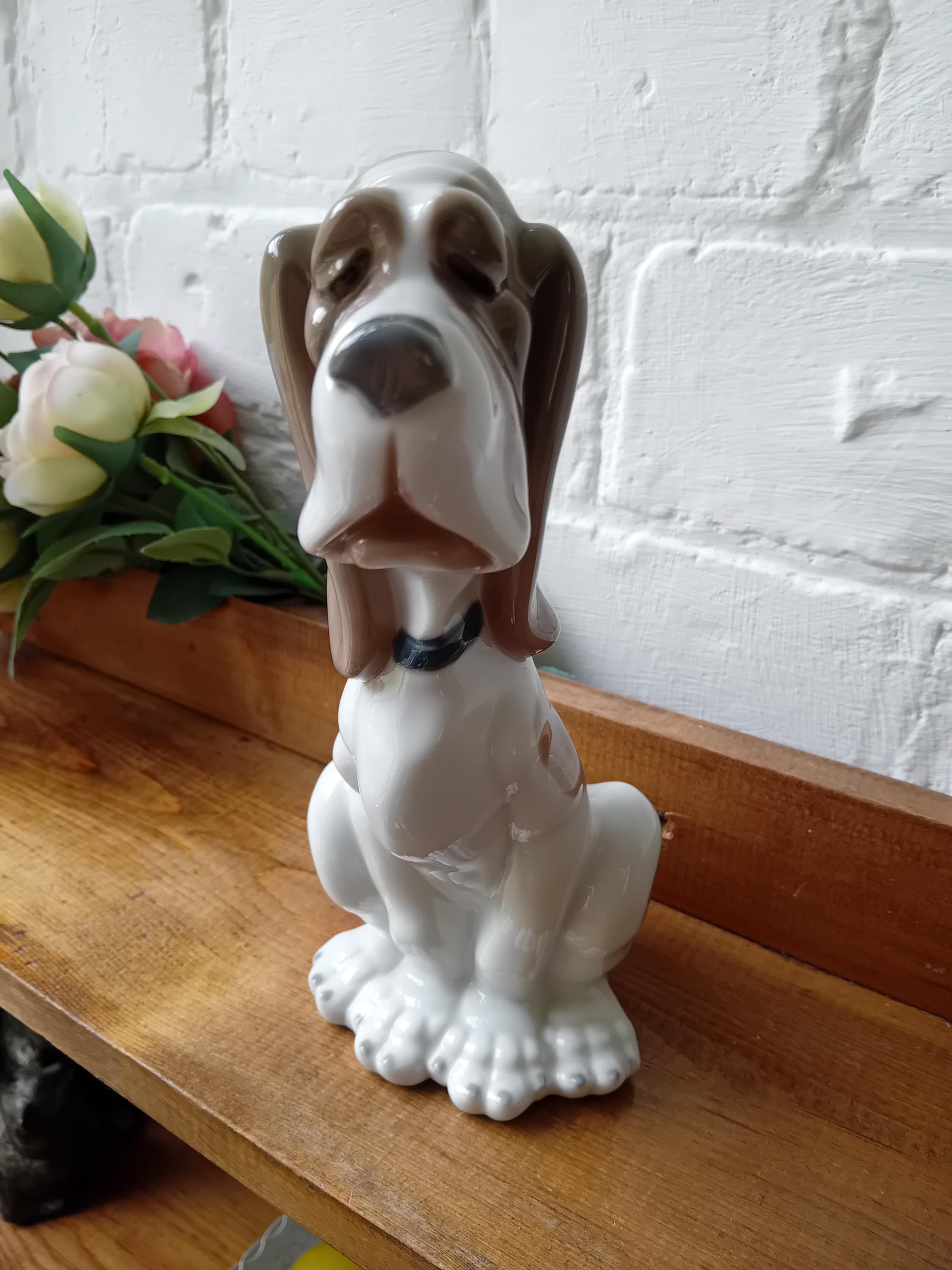 犬の陶器の置物 NAO Spain Handcrafted porcelain Nao by Lladro- Dog- Seated Bassett- No 0372. Fine Spanish