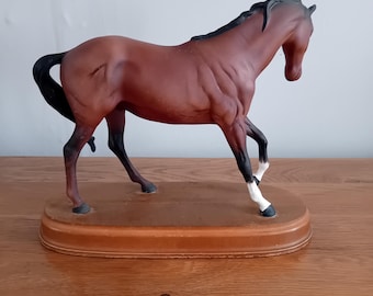 ロイヤルドルトンのスピリット・オブ・ユース。台座に設置された馬の