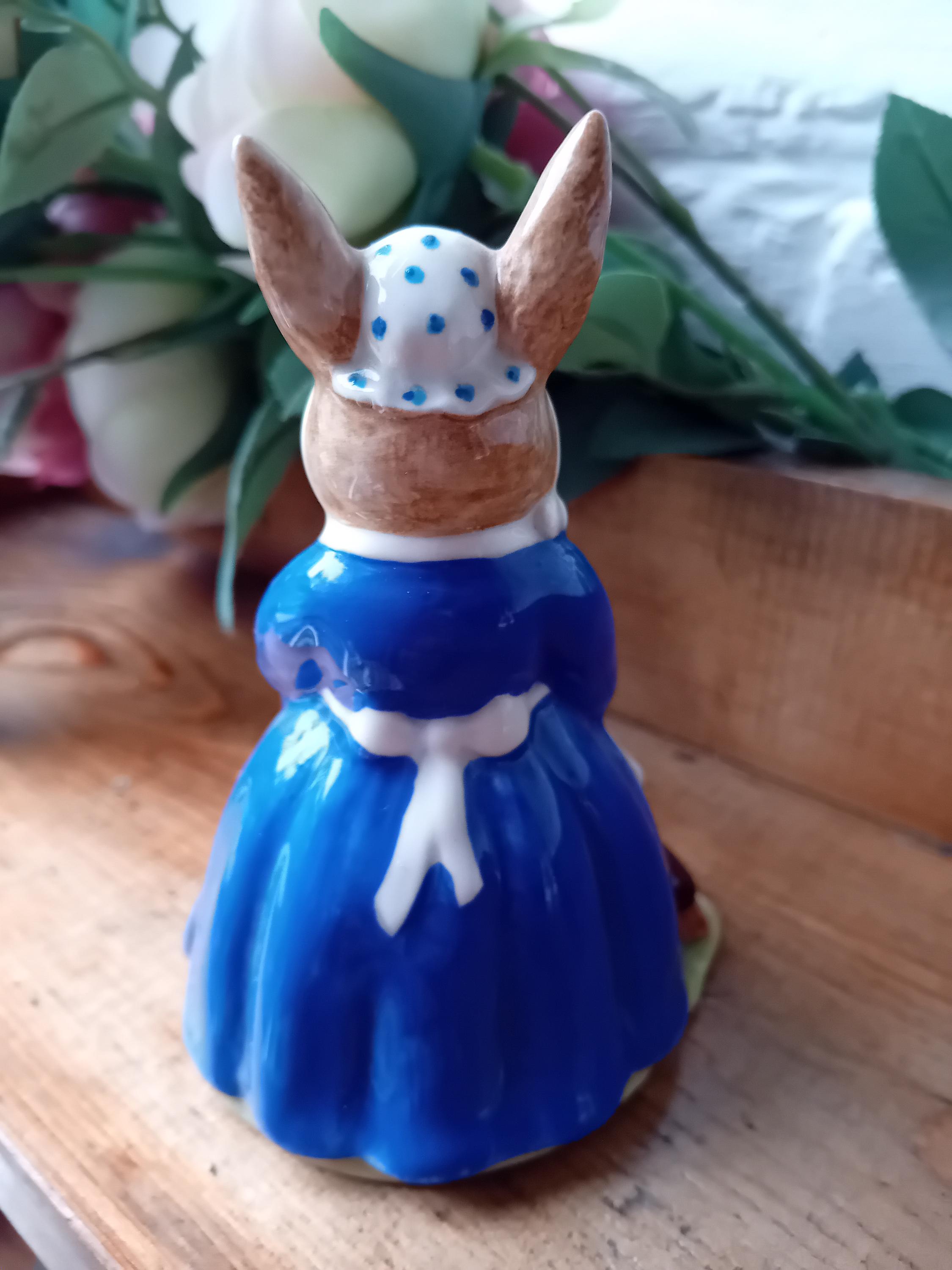 Early Bunnykins Royal Doulton.- Mrs Bunnykins 