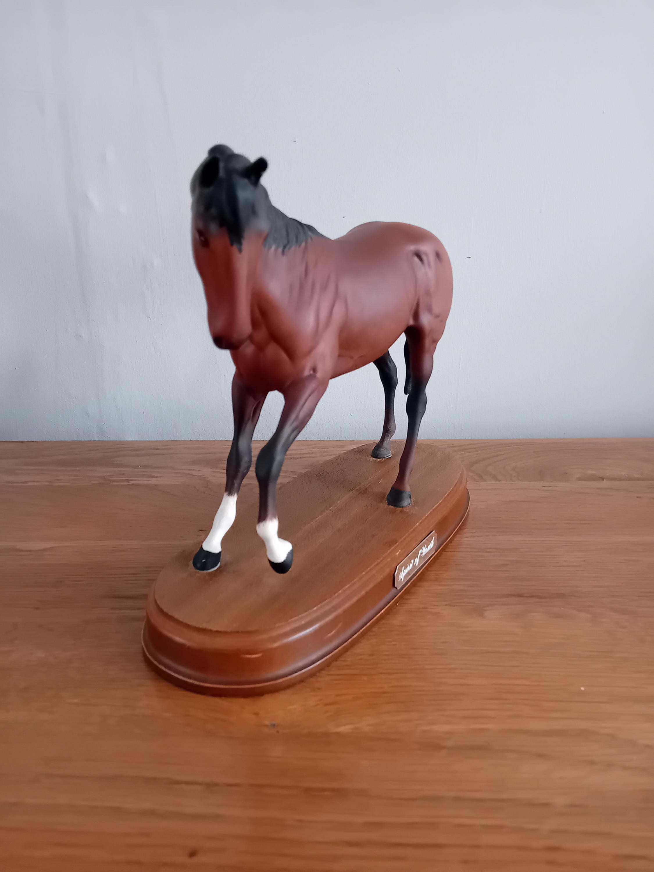 ロイヤルドルトンのスピリット・オブ・ユース。台座に設置された馬の