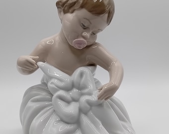 Nao by Lladro. &quot;My Blanky&quot; . No 1337