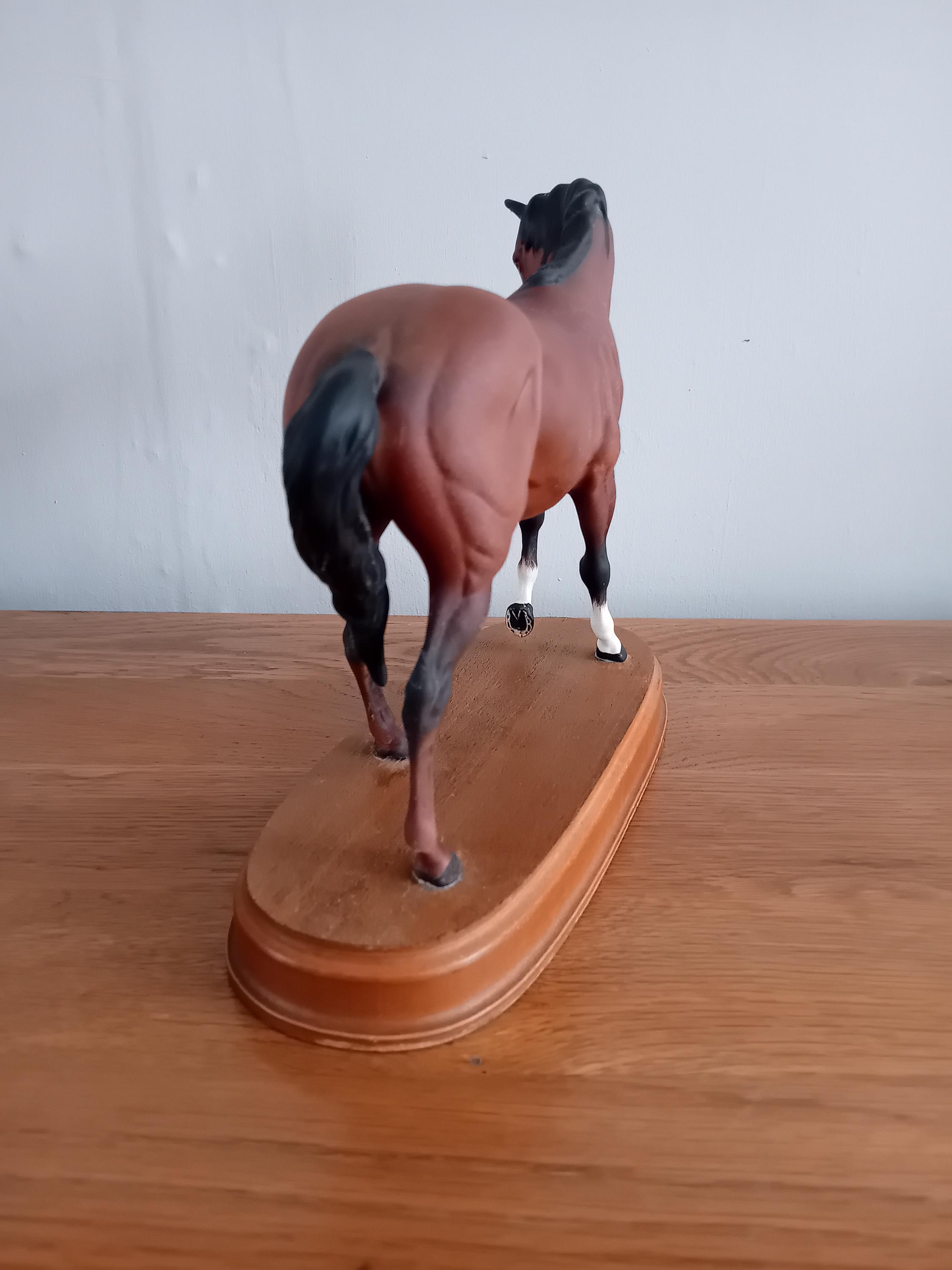 ロイヤルドルトンのスピリット・オブ・ユース。台座に設置された馬の