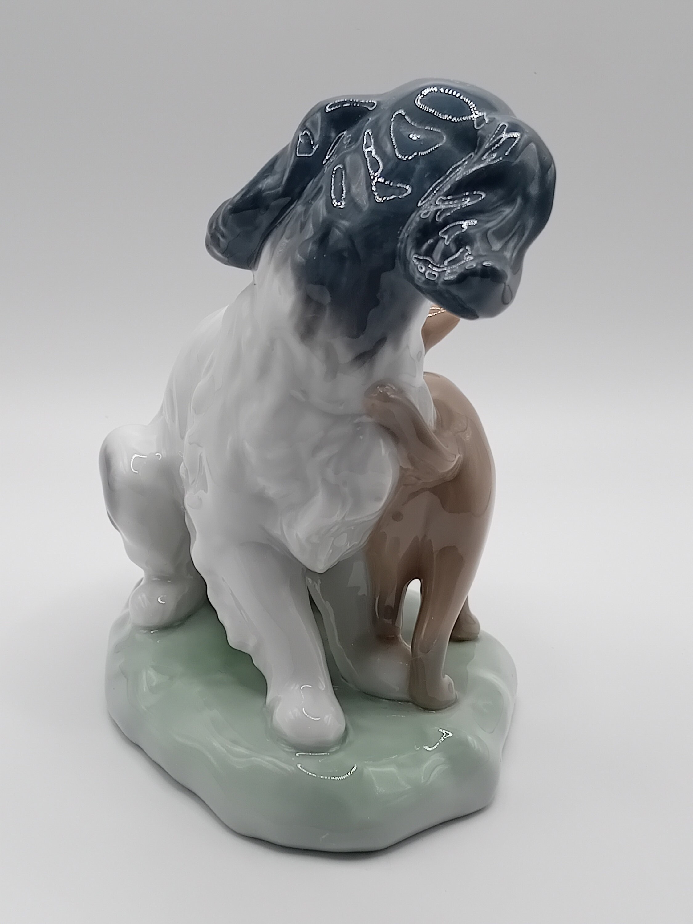 リヤドロの「ナオ」 - 犬と猫の調和 - 品番1048。上質なスペイン製磁器
