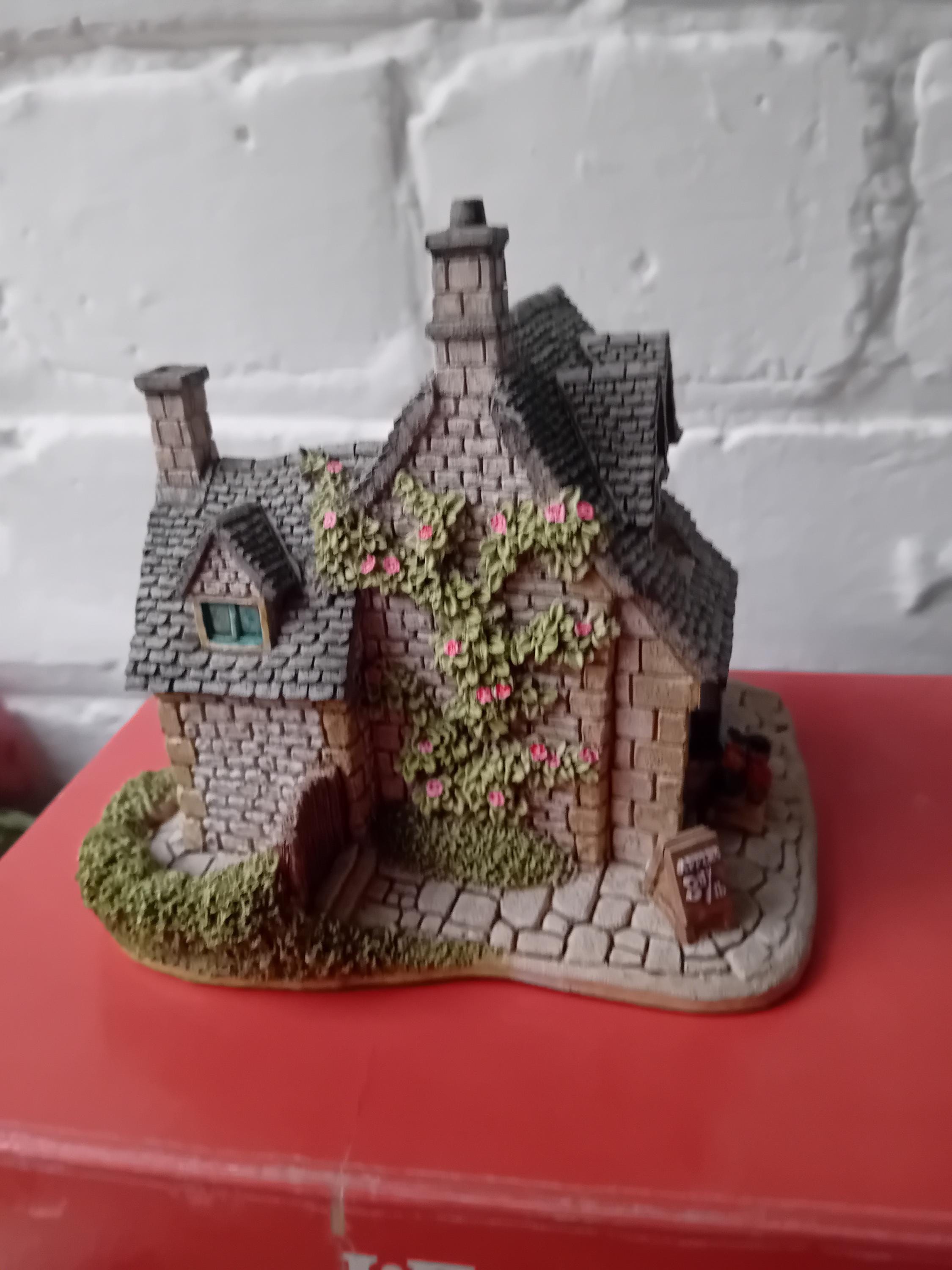 Lilliput Lane Collectable Cottage- Boxed, as New- Village Shops