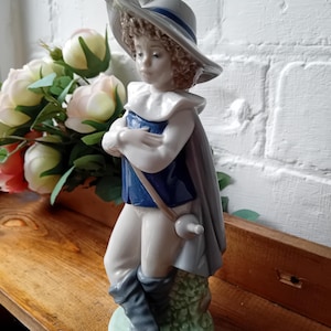 Nao by Lladro. All bundled up. No 1340