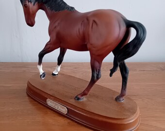 ロイヤルドルトンのスピリット・オブ・ユース。台座に設置された馬の