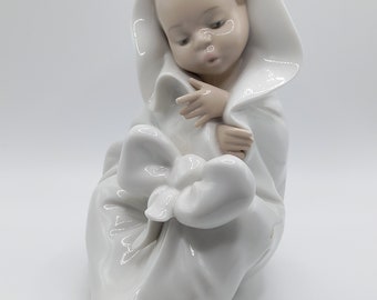Nao by Lladro. All bundled up. No 1340