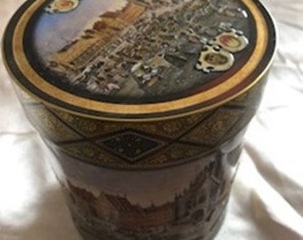 Jolie boîte à gâteaux ou de rangement métallique Décor : Nuremberg  en Allemagne