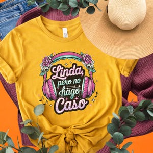 Funny Latina T-Shirt - Linda Pero No Hago Caso Spanish Quote Tee - Cute Graphic Shirt for Latinx Women - Bilingual Hispanic Heritage Gift