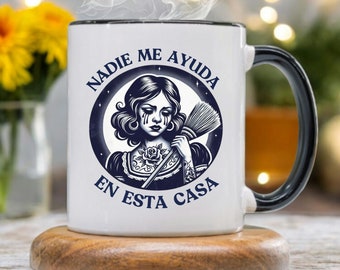 Funny Latina Mom - Nadie Me Ayuda En Esta Casa Spanish Mug - 11oz Ceramic Coffee - Funny Hispanic Saying Mug Spanish Gift for Mom and Sister