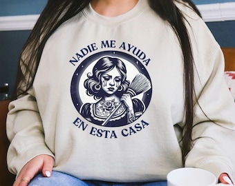 Funny Classic Latina Mom - Nadie Me Ayuda en esta casa - Latina Crewneck - Unisex Sweatshirt - Sarcastic Gift for Latinx Hispanic Mom