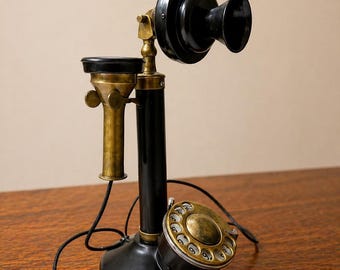 Zabytkowy telefon na świeczniku – mosiężny telefon z obrotową tarczą – antyczna dekoracja telefonu biurkowego