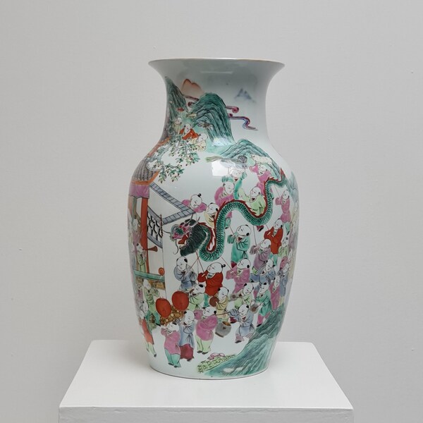 Un vase chinois représentant cent enfants, Porcelaine de Chine, Chine, XXe siècle
