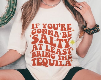 Könnte beinhalten: Ein weißes T-Shirt mit einem roten Aufdruck, auf dem steht: "Wenn du salzig sein willst, bring wenigstens die Tequila mit."