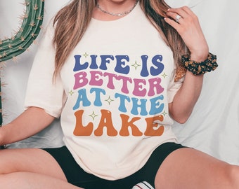 A vida é melhor no lago SVG, download digital de férias fofas no lago de verão, gráfico do lago, vida em casa de campo SVG, arquivo de corte de dias no lago para Cricut