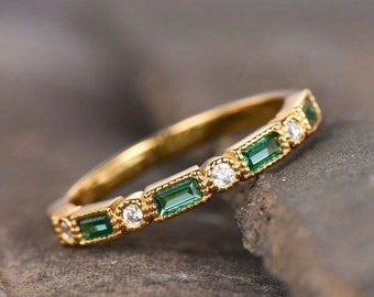 18k Emerald Wedding Band,14K Yellow Gold Eternity Ring,Baguette Emerald Diamond Ring,Vintage Delicate Stacking Ring,Anniversary Ring Women