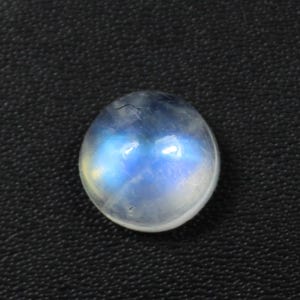 Natural White Rainbow Gemstone Round Shape Blue Fire Moonstone Loose Cabochon Use Ring Jewelry Gemstone Healing Crystal Calibrated Rainbow