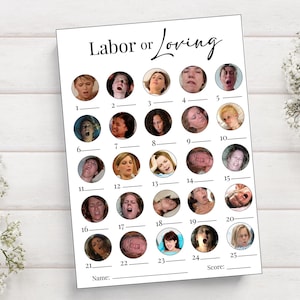 Puede incluir: Una tarjeta de juego blanca titulada "Labor or Loving" con 25 círculos numerados, cada uno con una expresión facial diferente. La tarjeta incluye espacios para un nombre y una puntuación. El fondo es una superficie de madera clara.