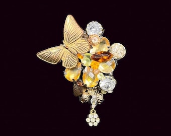 Handgjord unik återvunnen assemblagebrosch – Vintageberlocker med kristaller och strass, överdådiga återvunna smycken, "Fjäril med upphöjd profil"