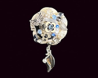 Handgjord unik återvunnen assemblagebrosch – Vintageberlocker med kristaller och strass, överdådiga återvunna smycken, "Falling Leaf"