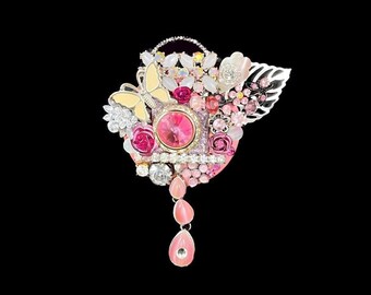 Handgjord unik återvunnen assemblagebrosch – Vintageberlocker med kristaller och strass, överdådiga återvunna smycken, "Pretty in Pink"