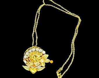 Handgjort assemblagehalsband/brosch – Vintageberlocker med kristaller och strass, överdådiga återvunna smycken, "Höstvingar"