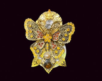 Handgjord unik återvunnen assemblagebrosch – Vintageberlocker med kristaller och strass, överdådiga återvunna smycken, "Flattering By"