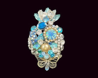 Handgjord unik återvunnen assemblagebrosch – Vintageberlocker med kristaller och strass, överdådiga återvunna smycken, "All of a Flutter"