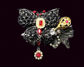Handgjord unik återvunnen assemblagebrosch – Vintageberlocker med kristaller och strass, överdådiga återvunna smycken, "Gotisk fjäril"