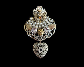 Handgjord assemblagebrosch – Återvunna vintagekristaller med strass, "Krinolinfjäril"