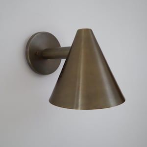 Applique murale moderne en laiton avec abat-jour conique, design minimaliste du milieu du siècle