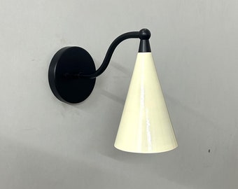 Aplique de pared elegante en negro mate, de diseño artesanal con pantalla color marfil, lámpara de pared moderna.