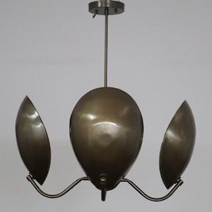 Lampadario in ottone di metà secolo, realizzato a mano da Artisanal Brilliance