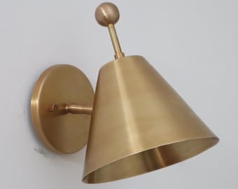 Aplique de pared de latón hecho a mano, estilo moderno de mediados de siglo, para mesita de noche.