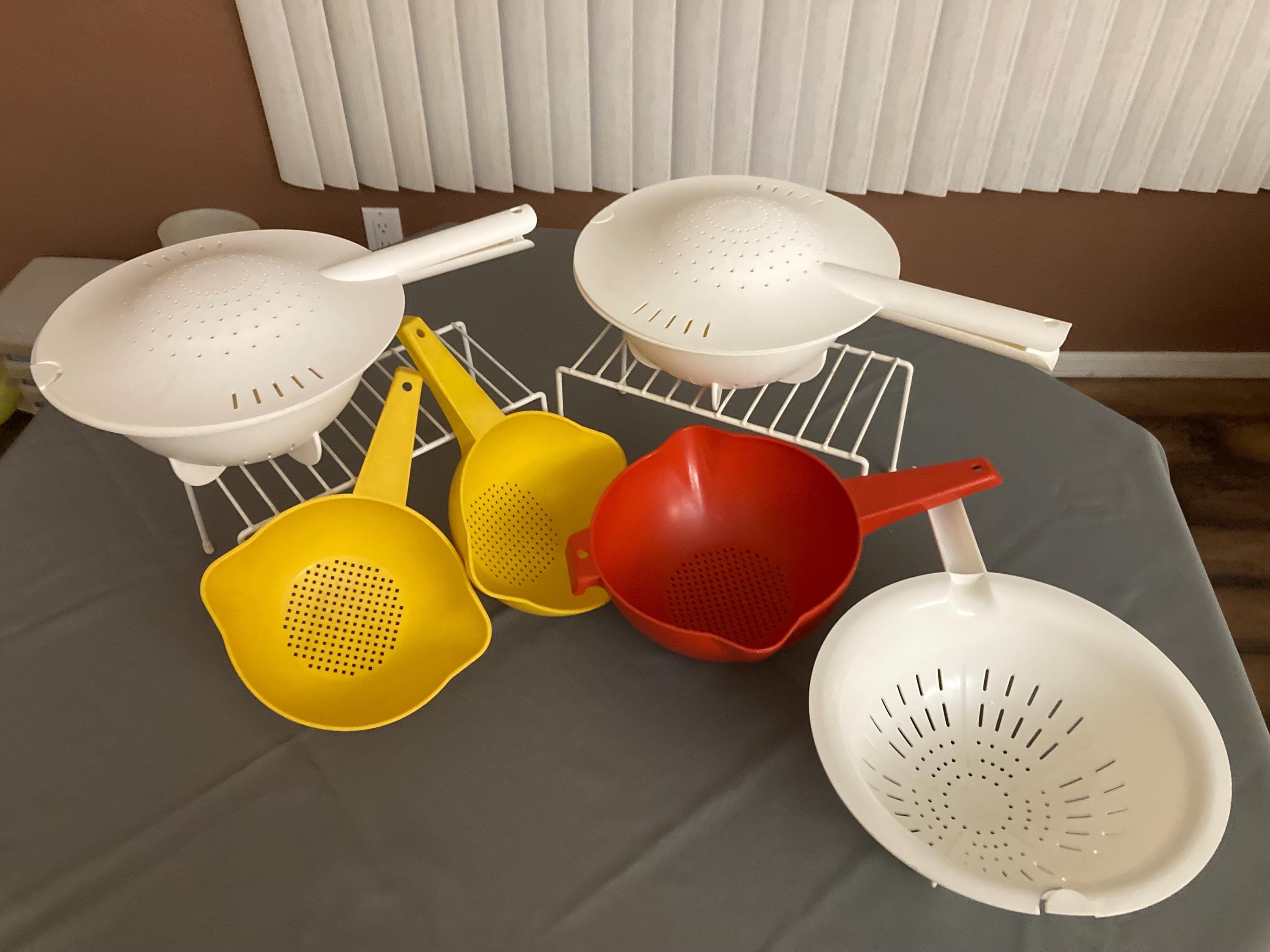 Batteur Manuel Tupperware Passoiaire à Bascule - Rouge, 350 Ml Avec Couvercle