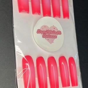 Lange felroze airbrush-pers op de nagels