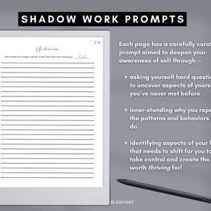 Puede incluir: Un lector electr&oacute;nico blanco con un l&aacute;piz negro sobre una superficie gris. La pantalla muestra una p&aacute;gina con el t&iacute;tulo "Shadow Work Prompts" y una secci&oacute;n titulada "Self Awareness" con papel rayado para escribir. El texto en el lado derecho de la pantalla describe el prop&oacute;sito de las indicaciones.