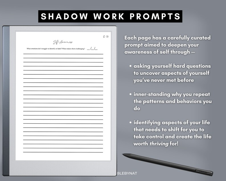 Puede incluir: Un lector electr&oacute;nico blanco con un l&aacute;piz negro sobre una superficie gris. La pantalla muestra una p&aacute;gina con el t&iacute;tulo "Shadow Work Prompts" y una secci&oacute;n titulada "Self Awareness" con papel rayado para escribir. El texto en el lado derecho de la pantalla describe el prop&oacute;sito de las indicaciones.