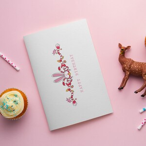 Cartão de Saudação de Ano Novo e Aniversário – "Feliz aniversário" | Ilustração de Coelho Festivo com Design de Nó Vermelho | Desejos de Boa Sorte